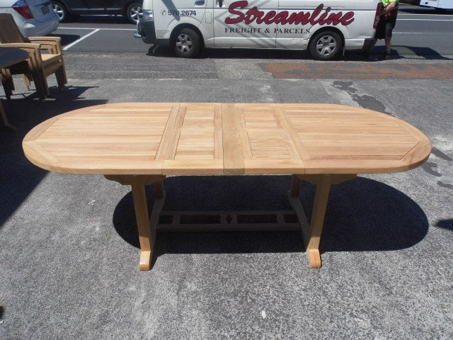 TEAK TABLE AND 8 HAMPTON CHAIRS SET (Oval - Medium)